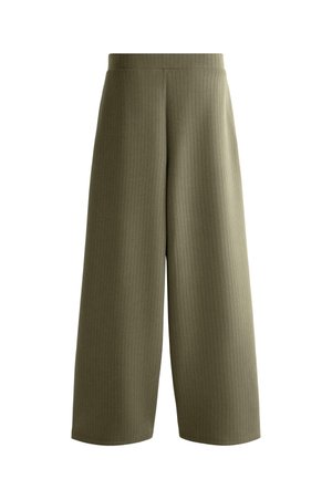 Pantaloni largi până la gambă, de culoare verde măsliniu, cu dungi verticale subtile și talie înaltă.