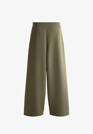 Široké skrátené nohavice v olivově zelené barvě s jemnými vertikálními proužky a vysokým pasem.