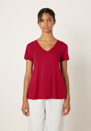 Rotes V-Ausschnitt-T-Shirt mit kurzen Ärmeln, aus leichtem Stoff; bietet eine lockere Passform und eine leicht strukturierte Oberfläche.