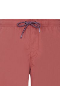 Bañador rojo con cintura elástica y cordón azul. Incluye un bolsillo lateral y una textura de tela suave y ligera.