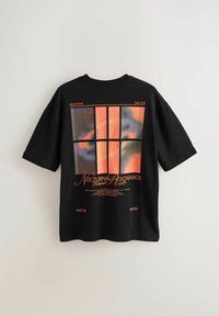 T-shirt noir à manches courtes avec un motif abstrait à carreaux orange et violet et le texte "Nocturnal Resonance Festival 1987" au dos.