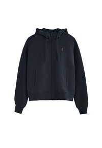 Felpa con zip di colore blu scuro, realizzata in tessuto morbido, dotata di cappuccio regolabile con cordoncino, due tasche laterali e un piccolo logo rosso sul petto.