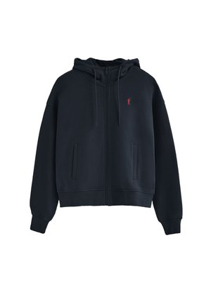 Dunkelblaues Zip-Hoodie aus weichem Stoff, mit einer verstellbaren Kapuze, zwei seitlichen Taschen und einem kleinen roten Logo auf der Brust.