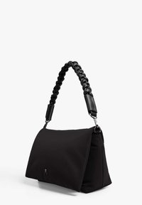 Bolso negro de hombro hecho de tela suave, con un asa trenzada y herrajes de plata. Forma rectangular con una base plana.