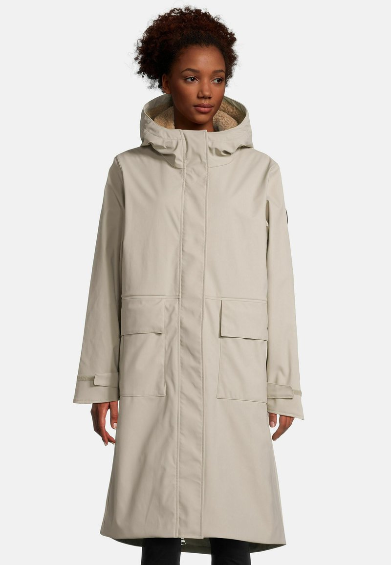 Lichtbeige waterdichte parka met een capuchon, twee voorkruisen en een subtiele textuur, uitgerust met een ritssluiting en verstelbare wristbanden.