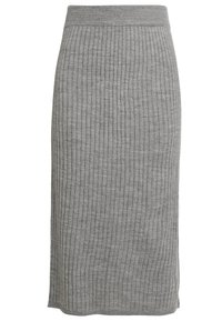 Jupe crayon en tricot côtelé gris avec une taille ajustée et une coupe mi-longue. Le tissu texturé présente des rayures verticales pour plus de détails.
