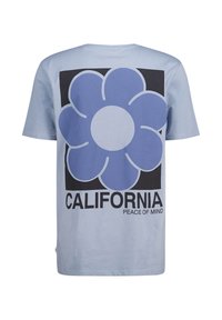 Vaaleansininen puuvillapaita, jossa on suuri violetti kukkakuva ja musta neliö. Teksti "CALIFORNIA PEACE OF MIND" on esitetty alla.