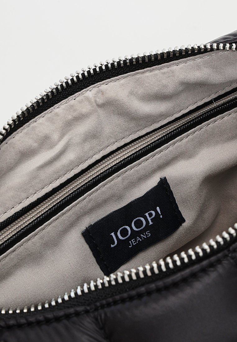Schwarze Nylon-Tasche mit grauem Innenfutter, ausgestattet mit einem Reißverschlussfach und einem schwarzen Etikett mit der Aufschrift "JOOP! JEANS." Silberne Reißverschlussdetails.