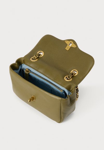 Τσάντα χειρός από δέρμα σε ελιά πράσινο χρώμα με καμπυλωμένη κορυφή, χρυσά μεταλλικά στοιχεία και αλυσίδες. Εσωτερικά διαθέτει μπλε θήκη με φερμουάρ και απαλή υφή.