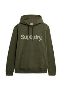 Olivengrøn hoodie lavet af blødt stof, med et stort hvidt "Superdry." logo, en kængurulomme og justerbar hætte.