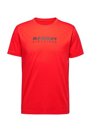 Rød kortærmet T-shirt lavet af bomuld. Har et sort trykt logo "MAMMUT SINCE 1862" på forsiden. Klassisk rund halsudskæring, normal pasform.