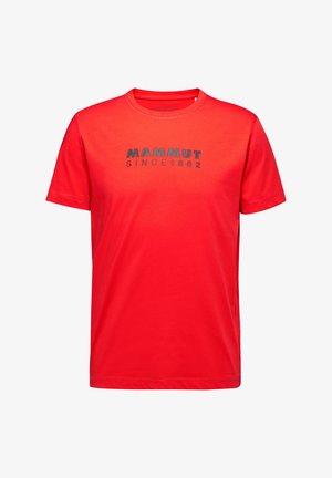 Rotes T-Shirt mit kurzen Ärmeln aus Baumwolle. Auf der Vorderseite befindet sich ein schwarzes Drucklogo "MAMMUT SINCE 1862". Klassischer Rundhalsausschnitt, reguläre Passform.