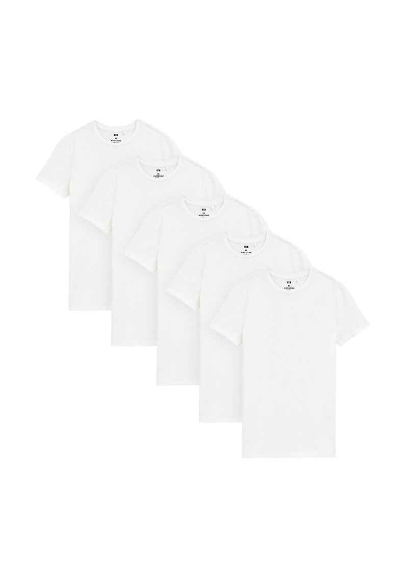 Pakke med fem hvide kortærmede t-shirts fremstillet af bomuld, med et klassisk crew neck design og en glat, blød tekstur.