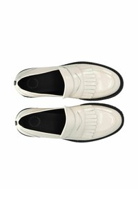 Baltās patentētas ādas loafers ar frizētām akcentiem, melnu gumijas zoli, gludu struktūru un šuvju detalizāciju augšējā daļā.