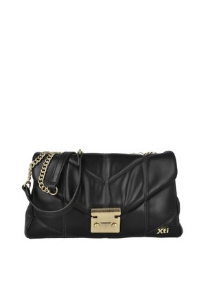 Bolso clutch de cuero negro con cadena dorada, broche rectangular dorado y pequeño logo dorado de Xti en la esquina inferior derecha.