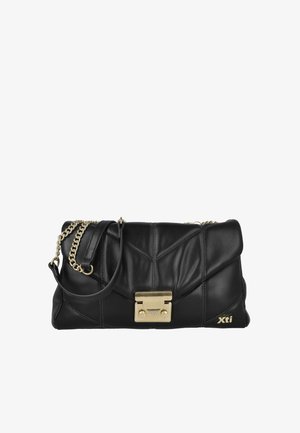 Bolso clutch de cuero negro con cadena dorada, broche rectangular dorado y pequeño logo dorado de Xti en la esquina inferior derecha.