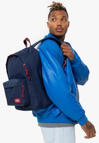 Eastpak OUT OF OFFICE - Mochila - kontrast stripe navy