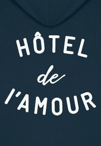 Felpa navy con testo ricamato bianco che recita "HÔTEL de l'AMOUR" in diverse dimensioni di carattere. Tessuto morbido e textured.