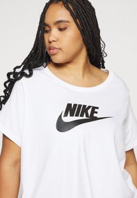 Nike Sportswear CLUB TEE - Marškinėliai su spaudiniu - white