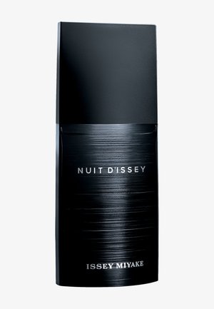 Musta suorakaiteen muotoinen hajuvesipullo mattapintaisella kannella, teksturoitu runko, jonka hopeiset tekstit "Nuit d’Issey" ja "Issey Miyake".