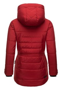 Červená puffa bunda s kapucňou, prešívanými panelmi, šnúrkou na páse a rebrovanými manžetami. Hladký povrch s lesklým finišom.