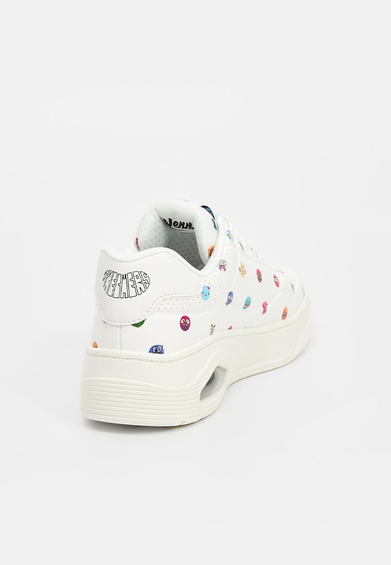 Baskets en cuir blanc avec un bout arrondi, présentant des dessins de dessins animés colorés, un col rembourré et une semelle en caoutchouc texturée. Détail de talon accentué.