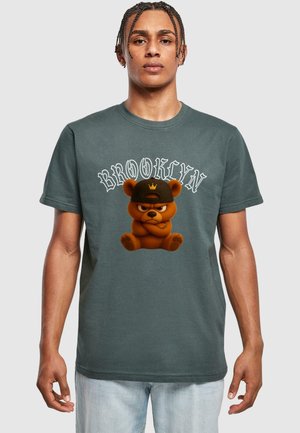 Mørkegrå kortærmet T-shirt med et tegneserie-bjørn iført en kasket og teksten "BROOKLYN" ovenfor i fed, hvid skrifttype.