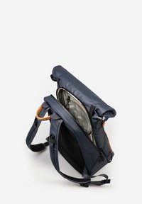 Zaino navy a roll-top realizzato in tessuto resistente, dotato di spallacci imbottiti, una maniglia a contrasto in color beige e un ampio interno foderato.