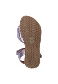Violetti metallinen sandaali, jossa on teksturoitu ruskea kumiulkopohja, säädettävä nilkkaremmi ja litteä korko. Huomattava aaltoileva ulkopohjamalli.