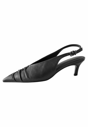 Musta nahkainen slingback-kenkä, jossa on teräväkärkinen muoto, teksturoitu pinta ja hillitty korko. Varustettu säädettävällä soljella.
