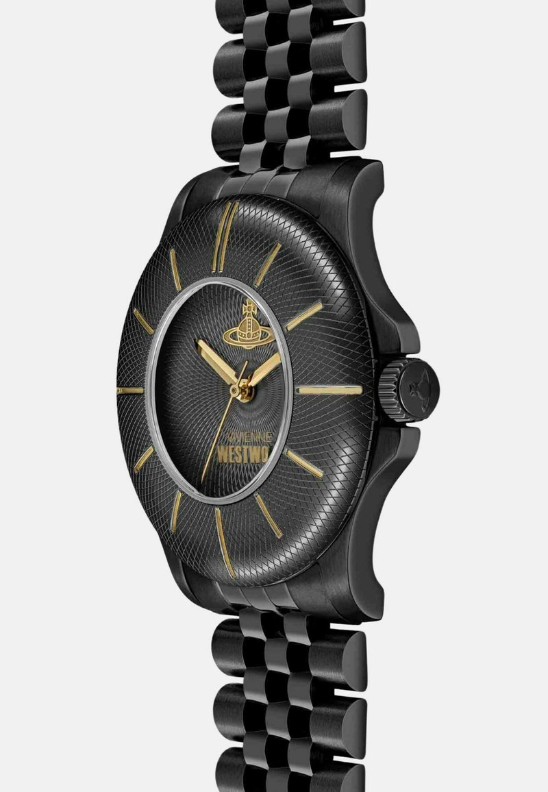 Montre en acier inoxydable noir avec un cadran texturé noir, des accents dorés et un boîtier circulaire. Dispose d'un bracelet à motif et de marqueurs d'heure distincts.