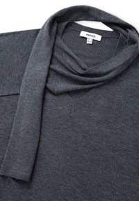 Szary, lekki sweter z dekoltem w serek i drapowanym wykończeniem. Wykonany z miękkiego materiału, charakteryzuje się starannym wykończeniem i subtelną teksturą.