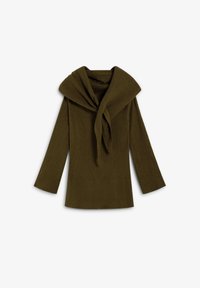 Olivgrön tröja med hög krage och långa ärmar, med ribbad textur och avslappnad passform. Tillverkad av ett mjukt stickat material.