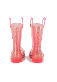 Rózsaszín csillogó esőcsizmák átlátszó anyagból, magas bokakialakítással, két hátsó füllel a könnyű felvétel érdekében, lapos talppal a stabilitás érdekében.