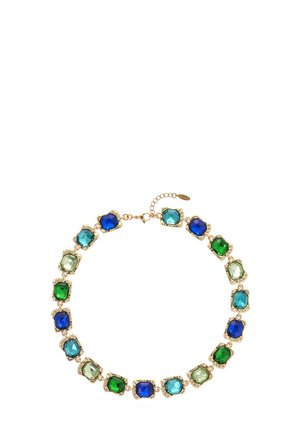 Collier en or avec des pierres précieuses rectangulaires alternées vertes, bleu clair et bleu foncé, reliées et sécurisées par un fermoir mousqueton.