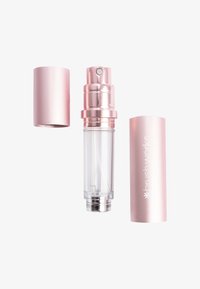 Butelka z rozpylaczem w kolorze różowego złota z przezroczystymi elementami i metalicznymi akcentami oraz odłączaną nasadką. Posiada dyszę do rozpylenia i przezroczystą komorę na zawartość.