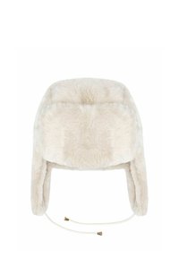 Biała czapka typu trapper z sztucznego futra z pikowanym wzorem, nausznikami i regulowanym sznurkiem z złotymi akcentami. Miękka tekstura i zaokrąglony kształt.