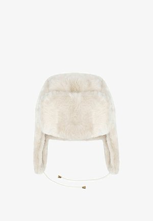 Biała czapka typu trapper z sztucznego futra z pikowanym wzorem, nausznikami i regulowanym sznurkiem z złotymi akcentami. Miękka tekstura i zaokrąglony kształt.