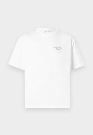 Tricou alb cu mâneci scurte și guler rotund, cu text negru mic „PEPE JEANS” și grafică pe zona pieptului stâng.