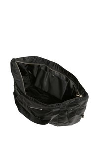 Czarna torba tote z nylonu z zamkiem błyskawicznym, wewnętrznymi kieszeniami i teksturowanymi uchwytami. Posiada delikatne detale w szyciu oraz przestronny design.