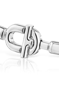 Pulsera de eslabones de cadena de metal plateado con un cierre pulido e interconectado, de bordes suaves y redondeados, y una superficie reflectante.
