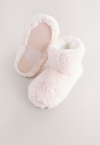 Růžové nadýchané pantofle s jemným umělým kožíškem, zaobleným tvarem a protiskluzovou gumovou podrážkou. Zateplený vnitřek pro teplo.