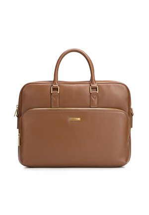 Brązowa skórzana teczka z dwoma uchwytami, przednią kieszenią na zamek oraz złotym okuciem na białym tle.