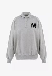 Szary pulower z kapturem, posiadający zapięcie na guziki oraz czarne haftowane logo po lewej stronie klatki piersiowej. Prążkowane mankiety i dół.