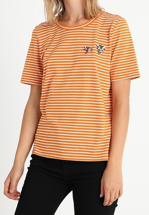 T-shirt à rayures orange et blanches avec manches courtes. Présente des motifs brodés sur la poitrine et un col rond. Fabriqué en coton.