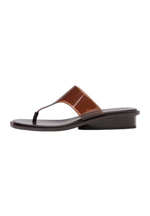 Bruine sandalen met lage hak, een transparante brede band en een teenriemontwerp op een platte zool.