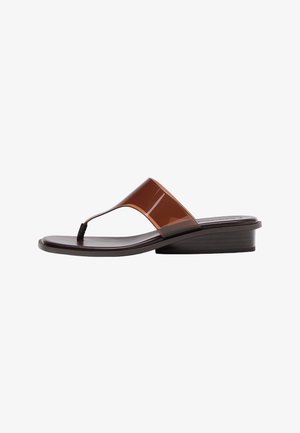 Braune Sandale mit niedrigem Absatz, einem transparenten breiten Riemen und einem Zehensteg-Design auf flacher Sohle.