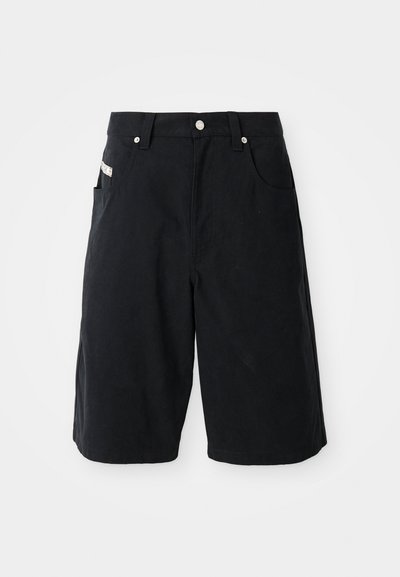 Shorts de algodón negros con un corte relajado, que presentan bolsillos frontales, una cinturilla con pasadores para cinturón y una pequeña etiqueta en el costado.