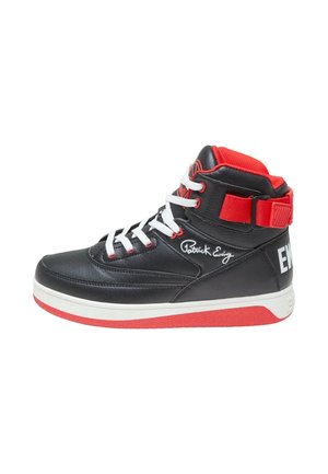 Baskets montantes noires et rouges avec lacets blancs, bride rouge à la cheville et semelle blanche, avec la signature « Patrick Ewing » sur le côté.