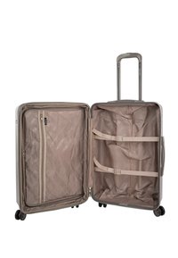 Maleta rígida de color gris claro con asa retráctil. El interior cuenta con forro beige, un bolsillo con cremallera y correas ajustables para asegurar el contenido.